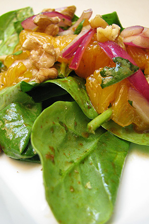baby spinach salad with mandarin oranges, red onions and walnuts