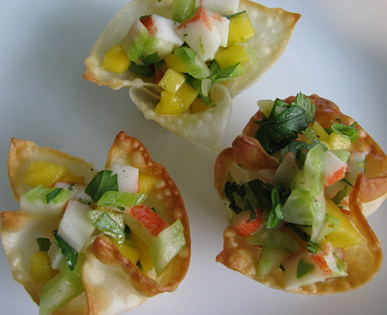 baked wonton appetizers with crab and mango salad